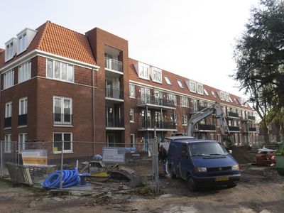906623 Gezicht op het blok nieuwbouwwoningen op de hoek van de Boerhaavelaan (voorgrond) en de Thorbeckelaan te Utrecht.